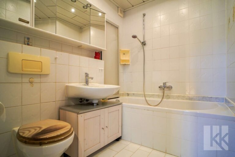 Sowie ein zweites Bad mit Badewanne
