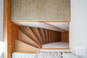Eine feste Treppe führt nach oben