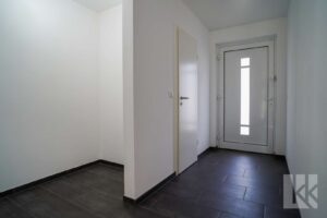 Geräumiger Eingang mit viel Platz für Garderobe und...