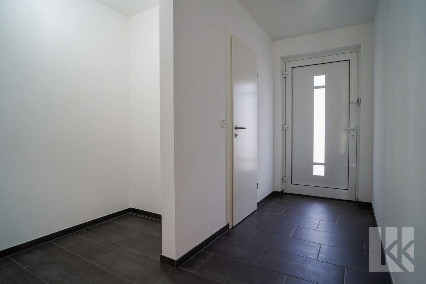 Geräumiger Eingang mit viel Platz für Garderobe und...