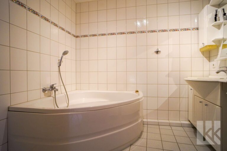 ...großer Eckbadewanne