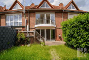 Hinter dem Haus: ...