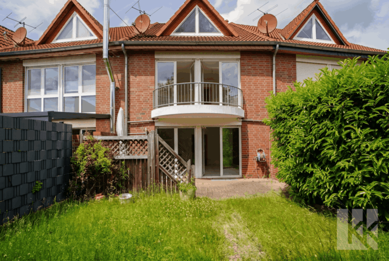 Hinter dem Haus: ...