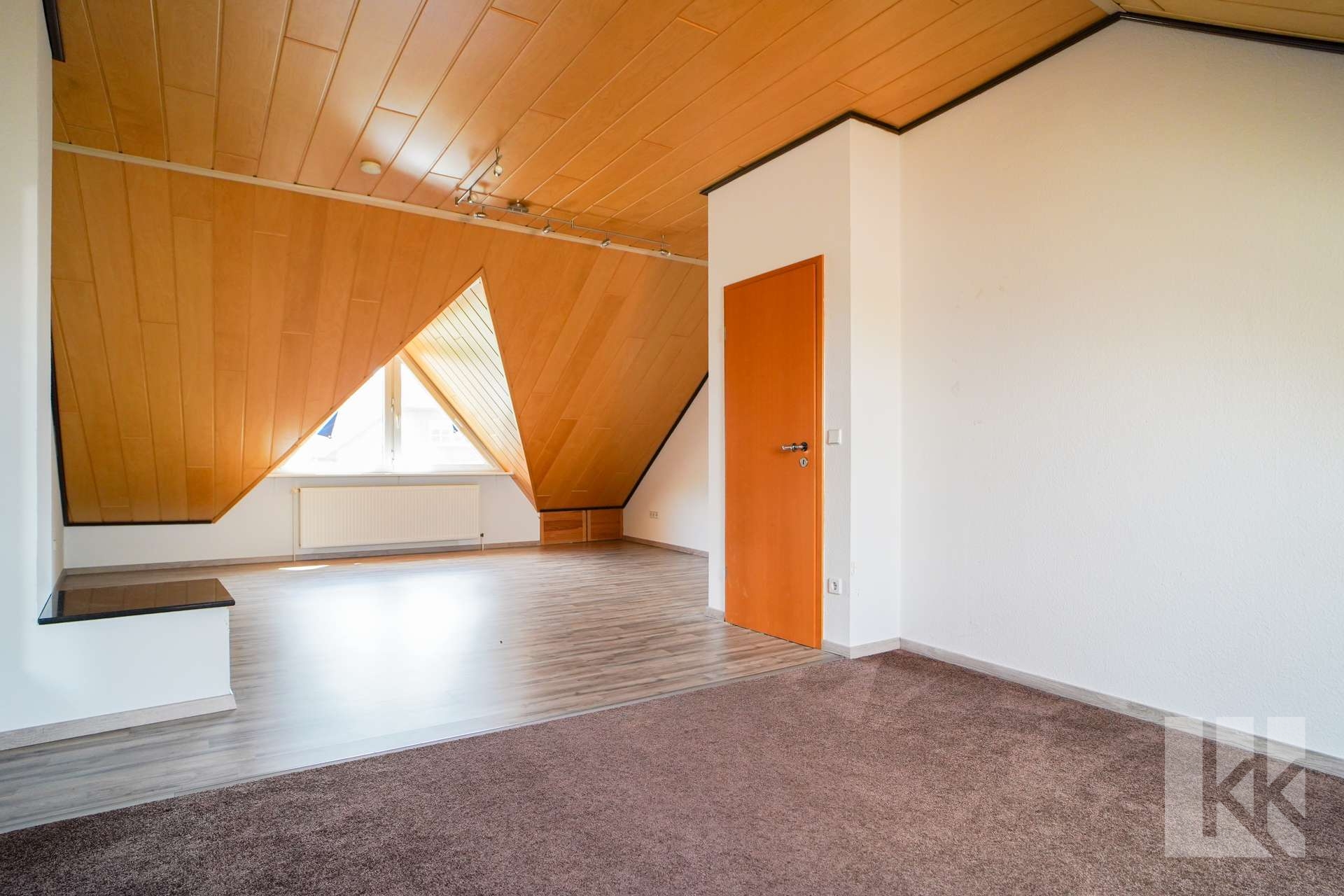 Ganz oben: Ein großes Zimmer mit...