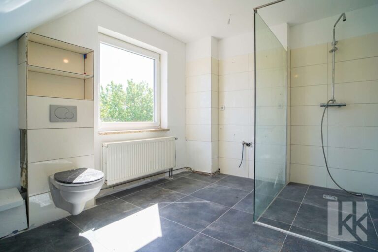 ...das Badezimmer mit Dusche