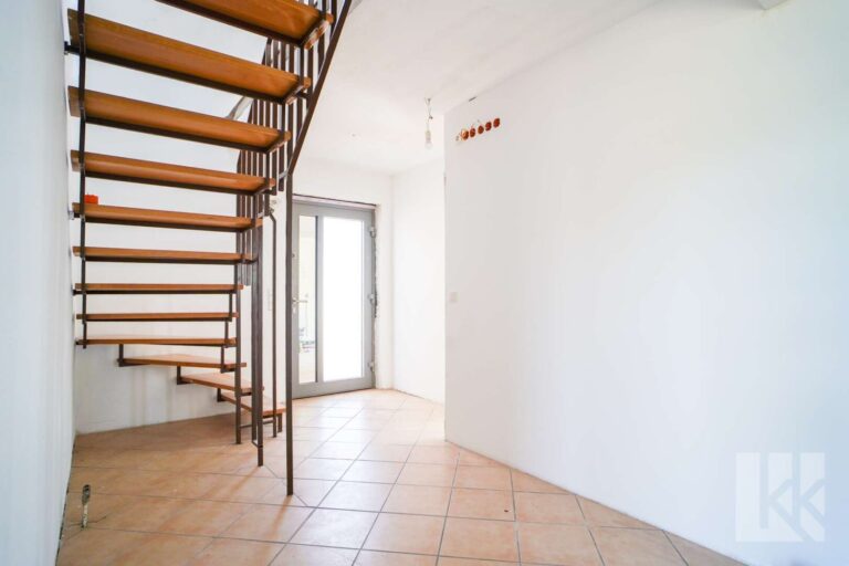 Der Eingangsbereich mit Platz für eine Garderobe...