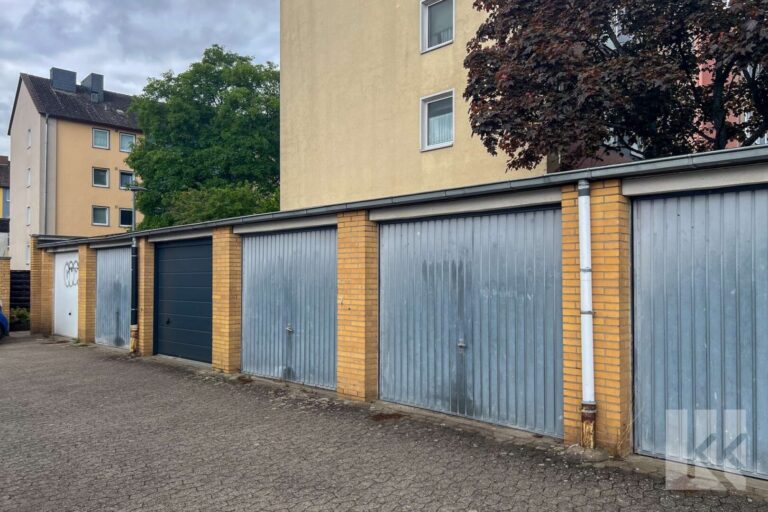 Separater Garagenhof mit...