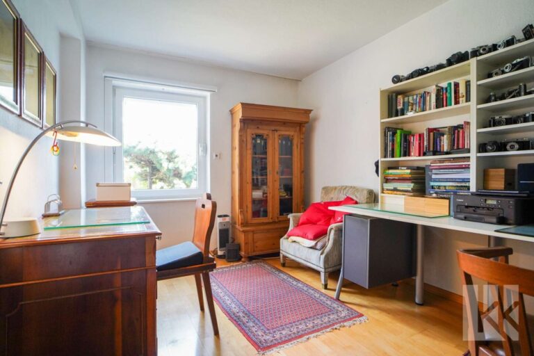 Großes Arbeitszimmer mit...