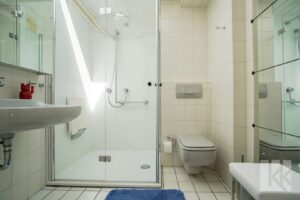Das Hauptbad mit Tageslicht und Dusche