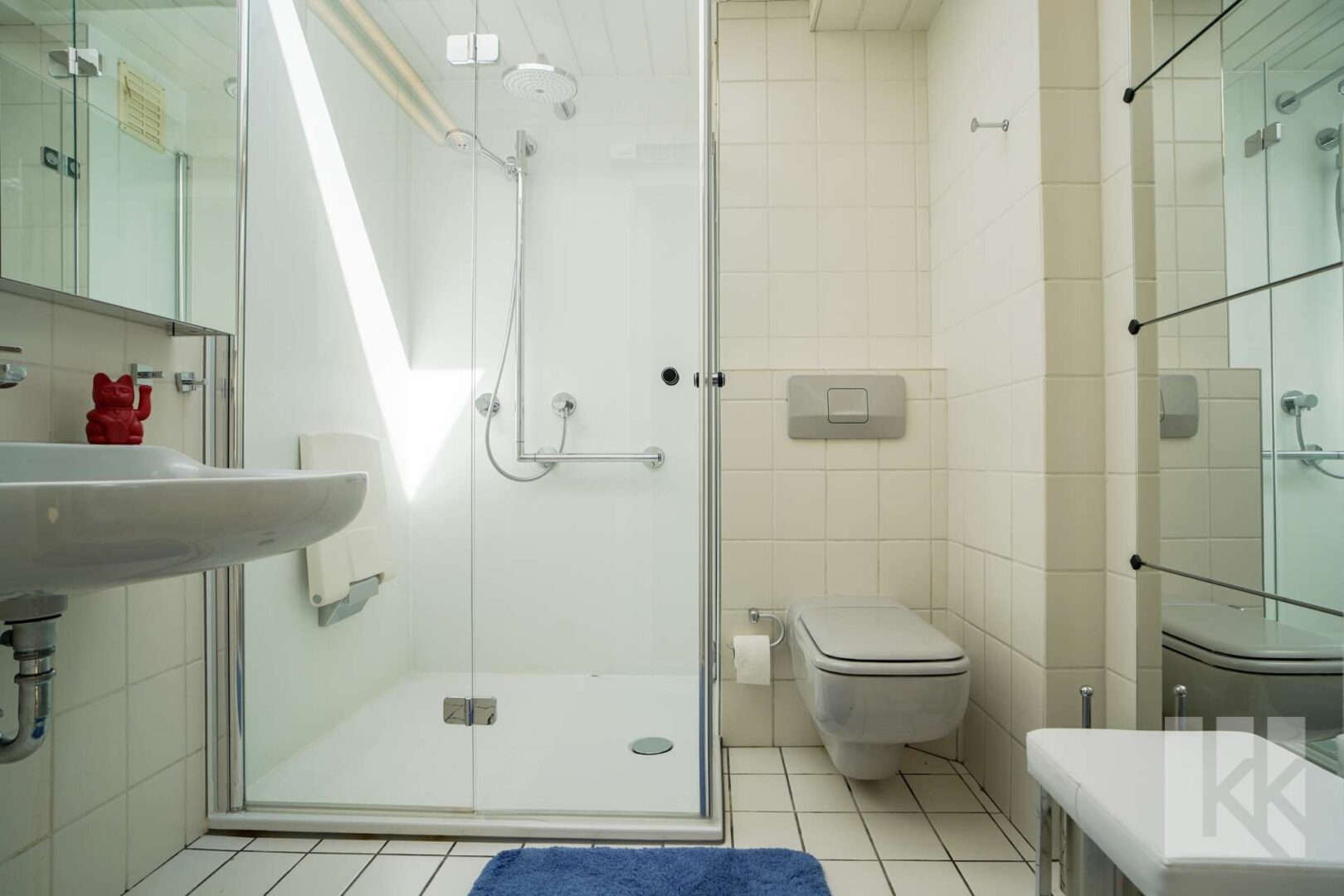 Das Hauptbad mit Tageslicht und Dusche