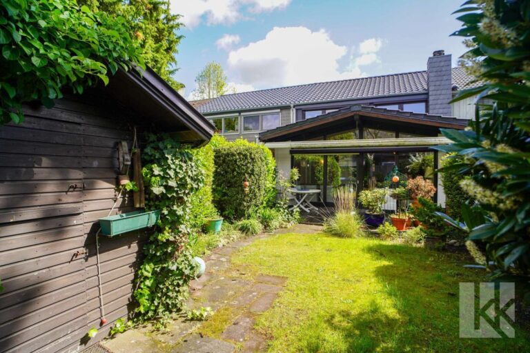 Davor: Die Terrasse mit...