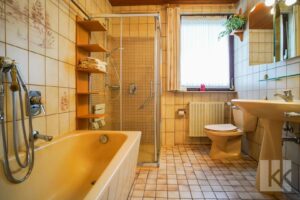 Das Badezimmer mit Tageslicht, Dusche und Badewanne