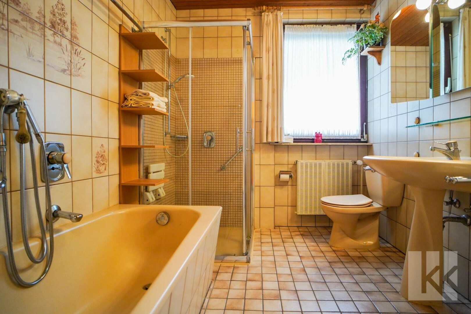 Das Badezimmer mit Tageslicht, Dusche und Badewanne