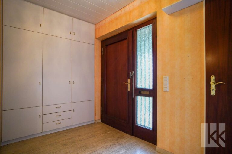 Eingangsbereich innen mit Platz für die Garderobe