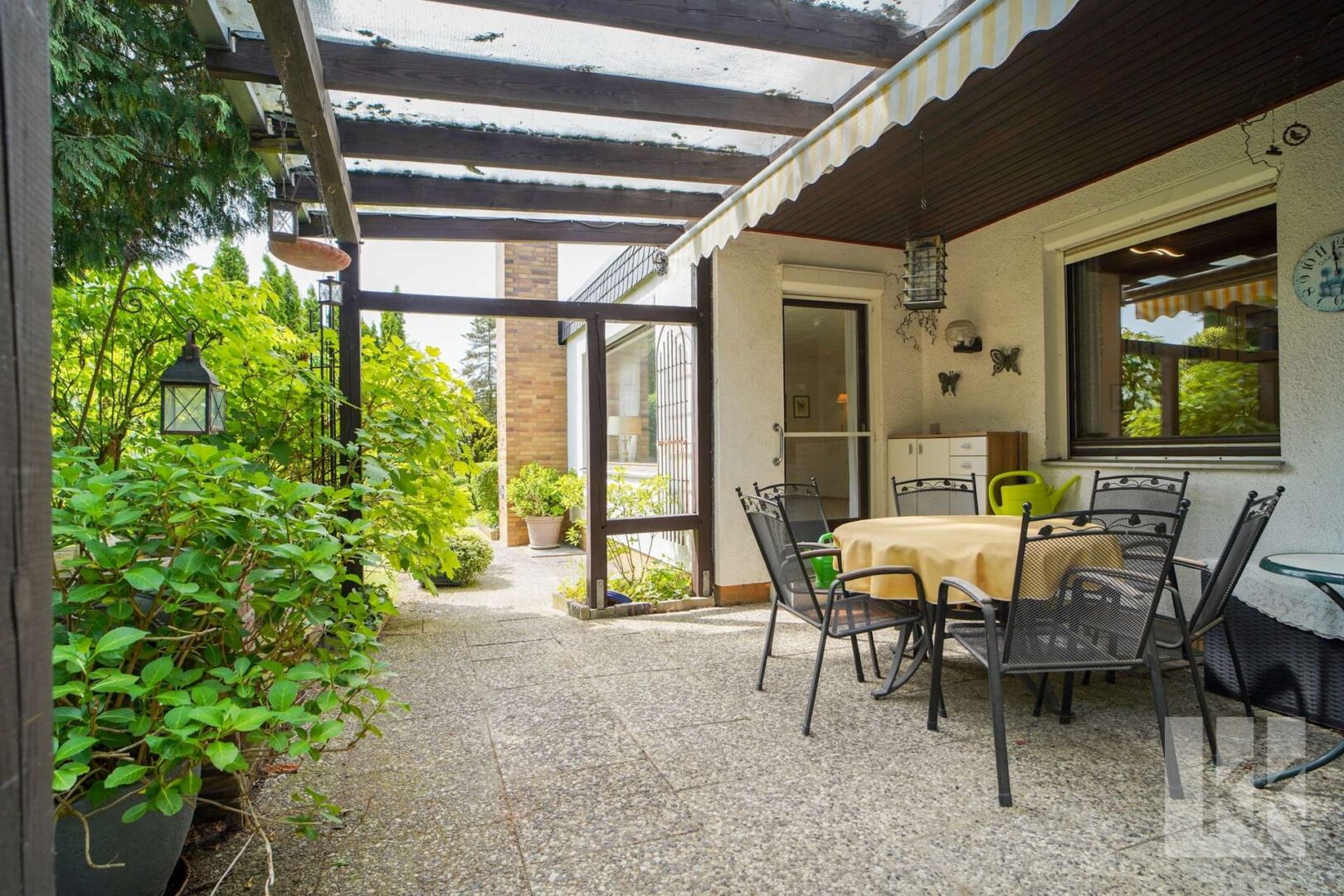 Davor: Die überdachte Terrasse mit...