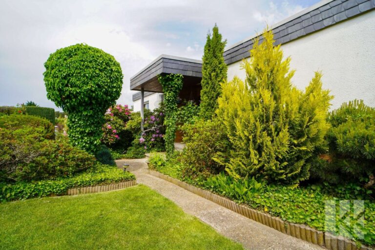 Gepflegter Garten vor und...