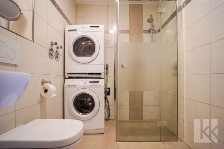 ...Dusche und Platz für Waschmaschine und Trockner