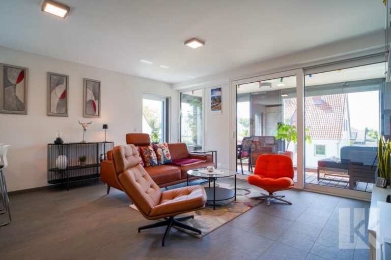 ...hellem Wohn- und Esszimmer sowie...