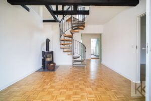 Esszimmer mit Kamin und Treppe ins Loft