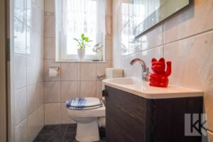 Praktisch: Gäste-WC neben der Haustür