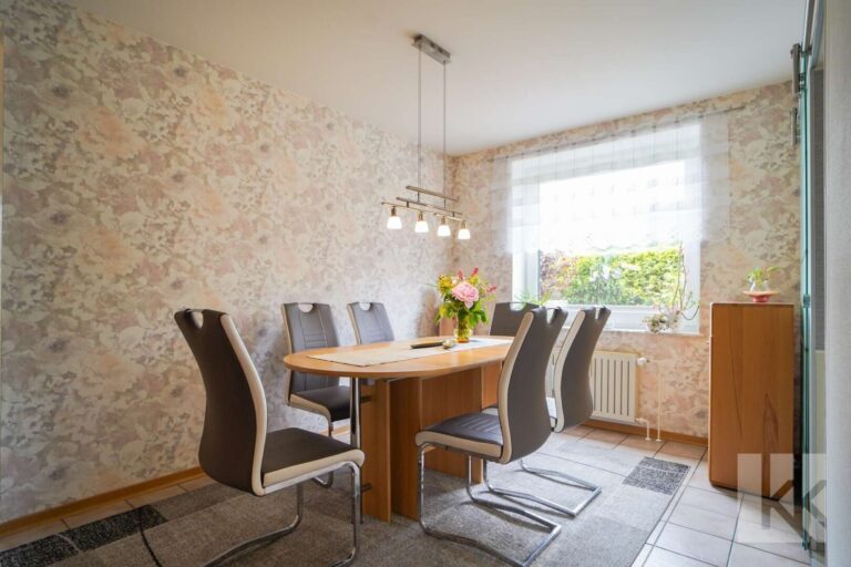 ...zentralem Esszimmer...