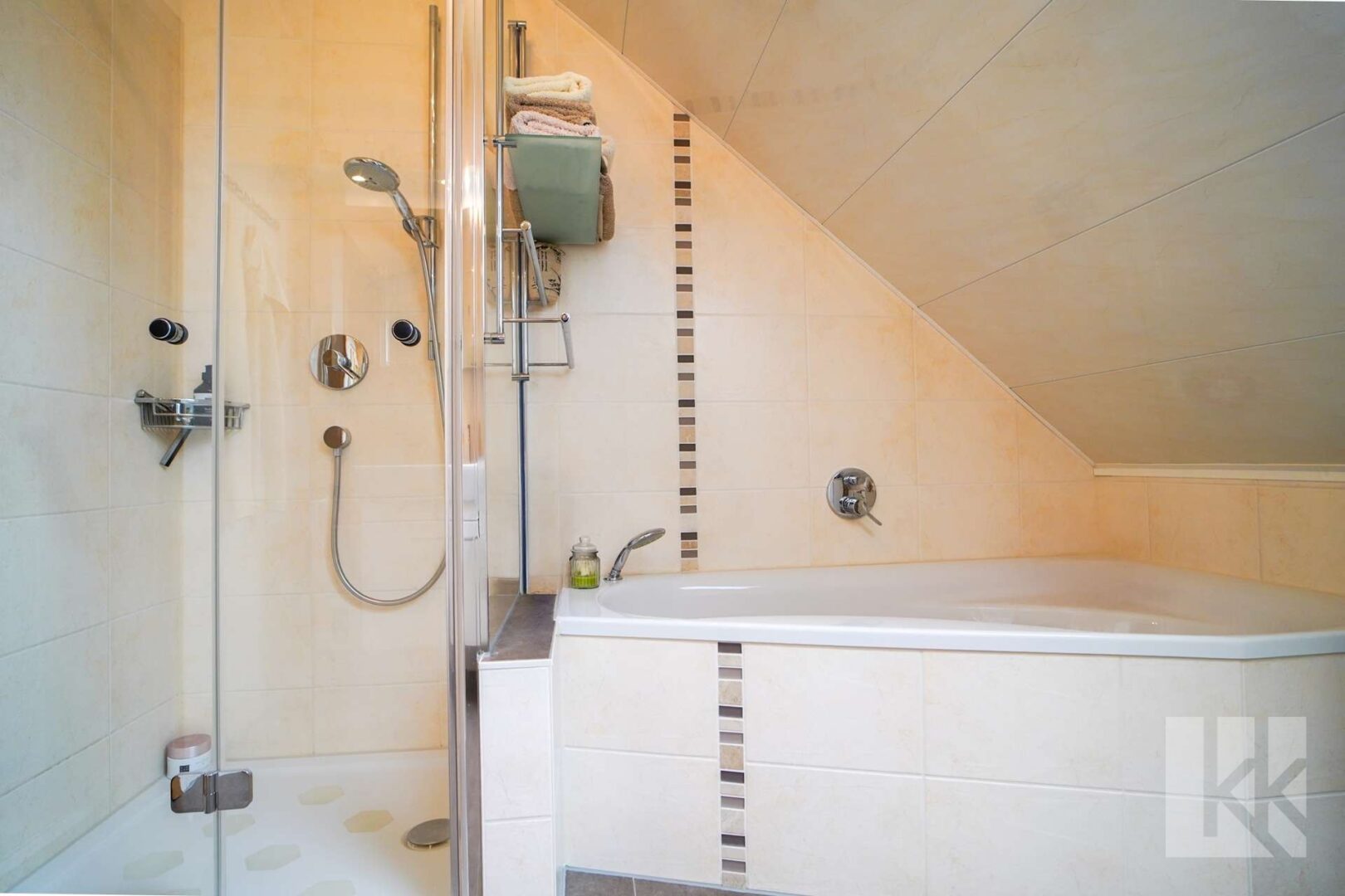 ...Dusche und Badewanne