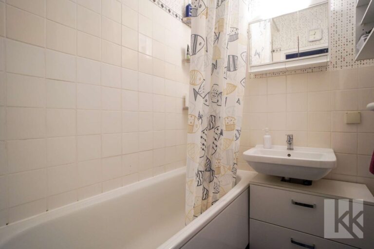 Ein Badezimmer mit Badewanne und...