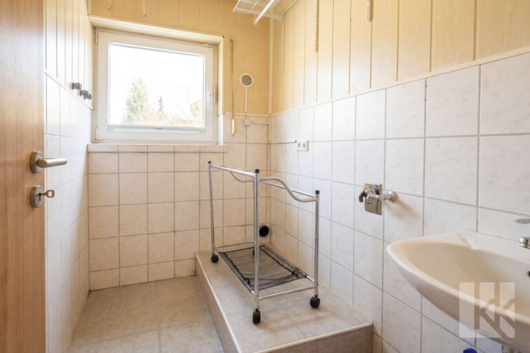Daneben: Der Waschraum (Gäste-WC möglich)