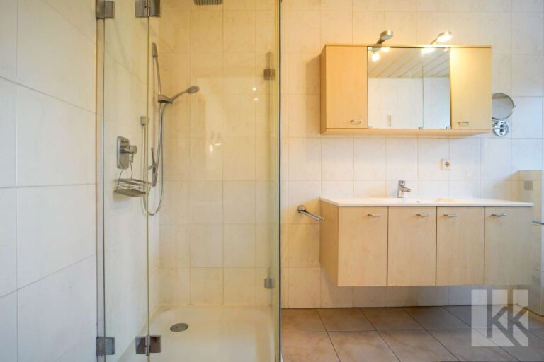 Großes Badezimmer mit Dusche, ...