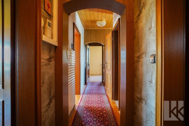 Ein Flur verbindet die Zimmer elegant