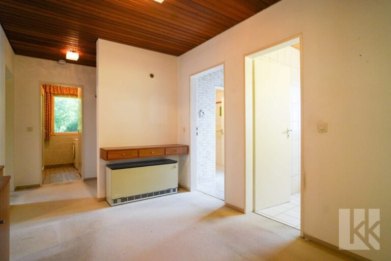 Zentraler Flur mit Platz für eine Garderobe
