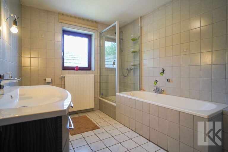 Das Hauptbad mit Tageslicht, Badewanne und Dusche