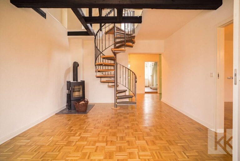 Esszimmer mit Kamin und Treppe ins Loft