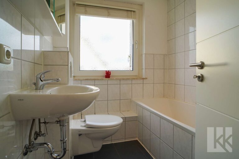 Badezimmer mit Tageslicht und Badewanne