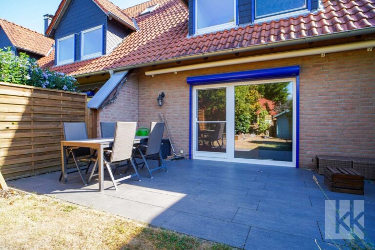 Davor: Die Terrasse mit...
