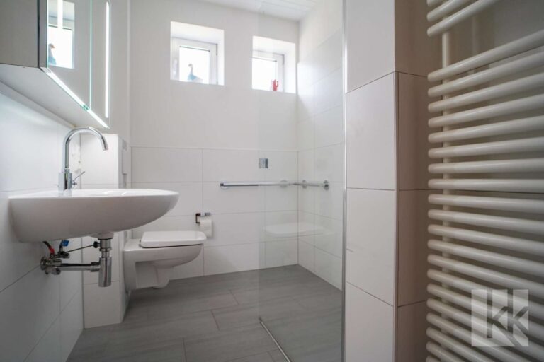 Hier befindet sich das Hauptbad mit Tageslicht und Dusche