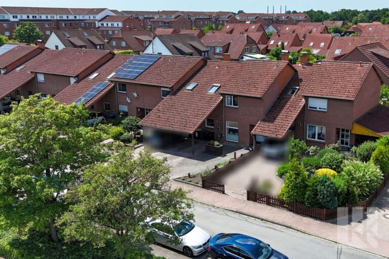 Hausansicht von der Vorderseite und...
