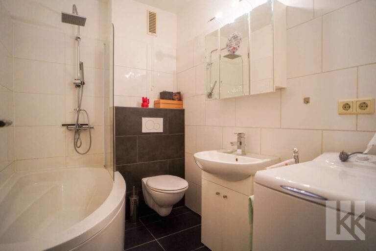 Das moderne Badezimmer mit Eckbadewanne