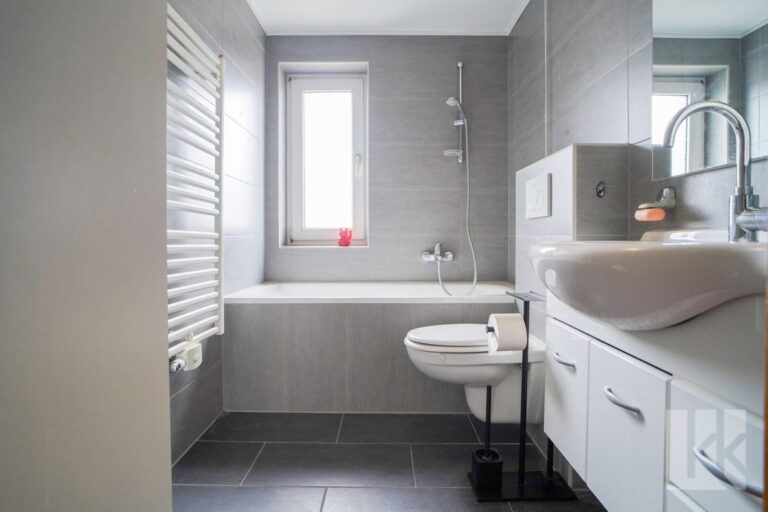 Das Badezimmer ebenso mit Frischluft und Badewanne