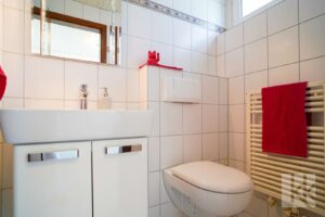 Hier befinden sich ein praktisches Gäste-WC,...