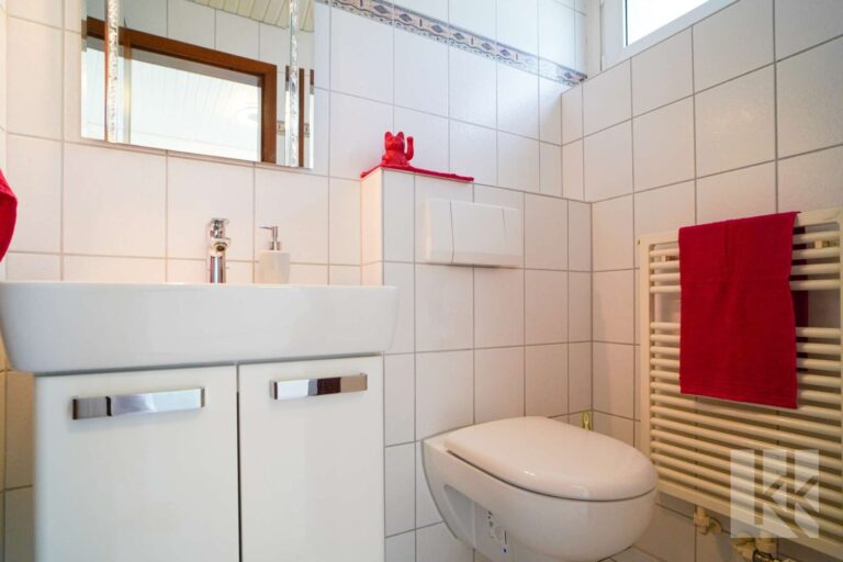 Hier befinden sich ein praktisches Gäste-WC,...