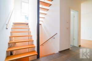 Eine elegante Treppe verbindet die Etagen