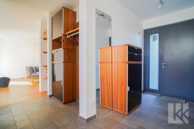Der großzügige Eingangsbereich mit Platz für Garderobe