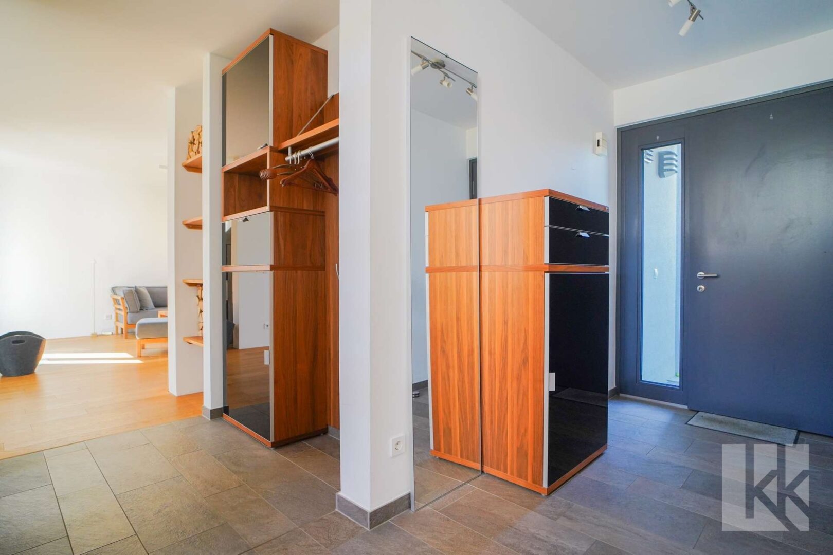 Der großzügige Eingangsbereich mit Platz für Garderobe