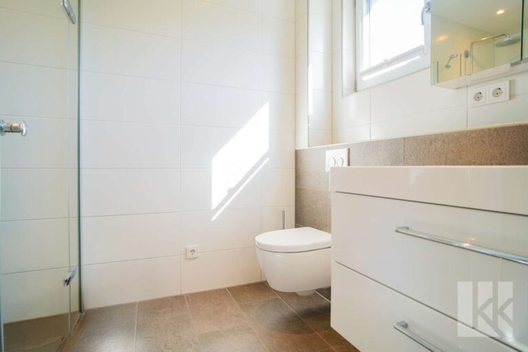 ...großer Walk In Dusche,...