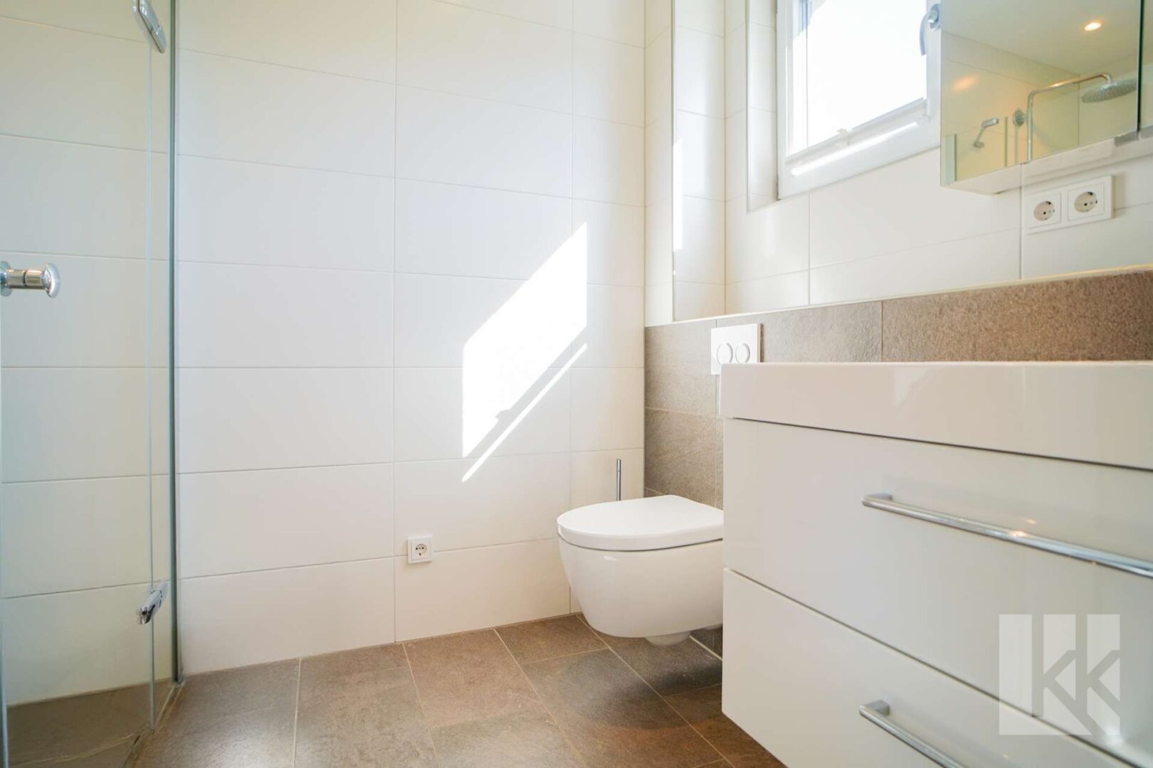 ...großer Walk In Dusche,...