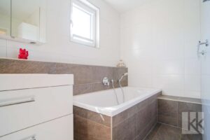 ...Tageslicht und Badewanne