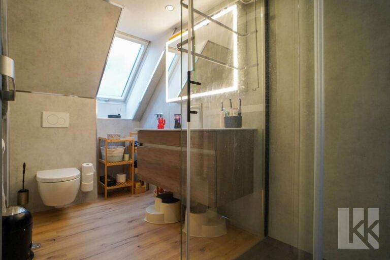 Das Badezimmer mit Tageslicht und...