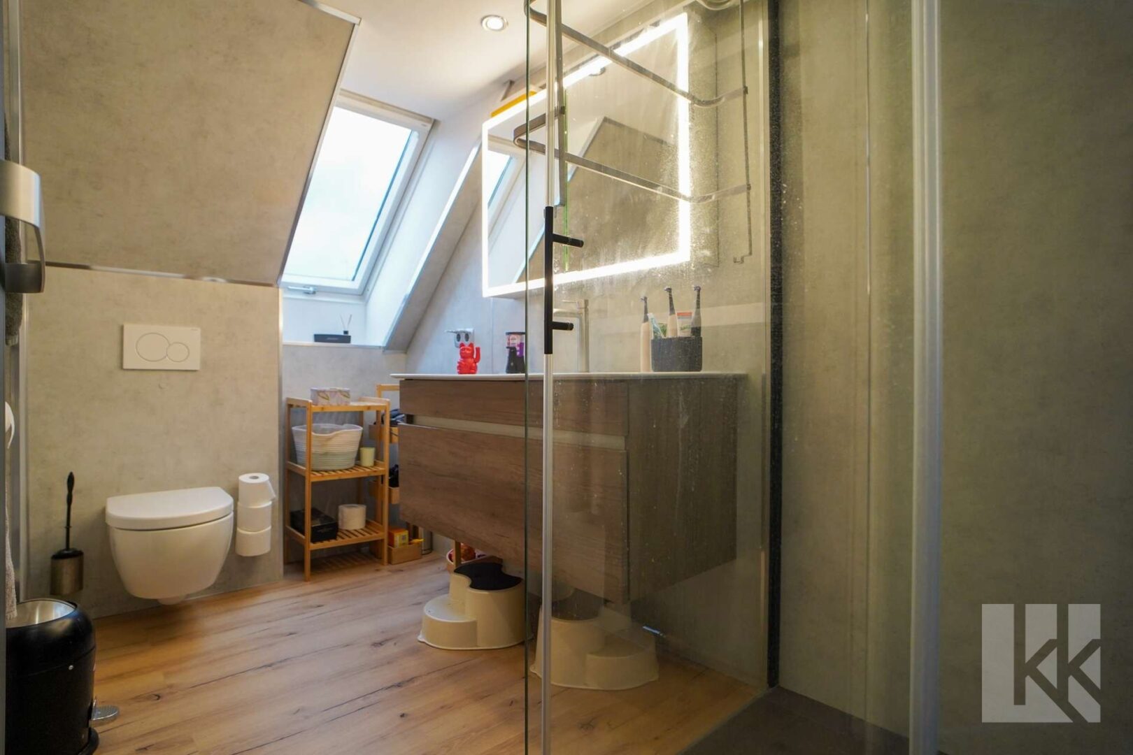 Das Badezimmer mit Tageslicht und...