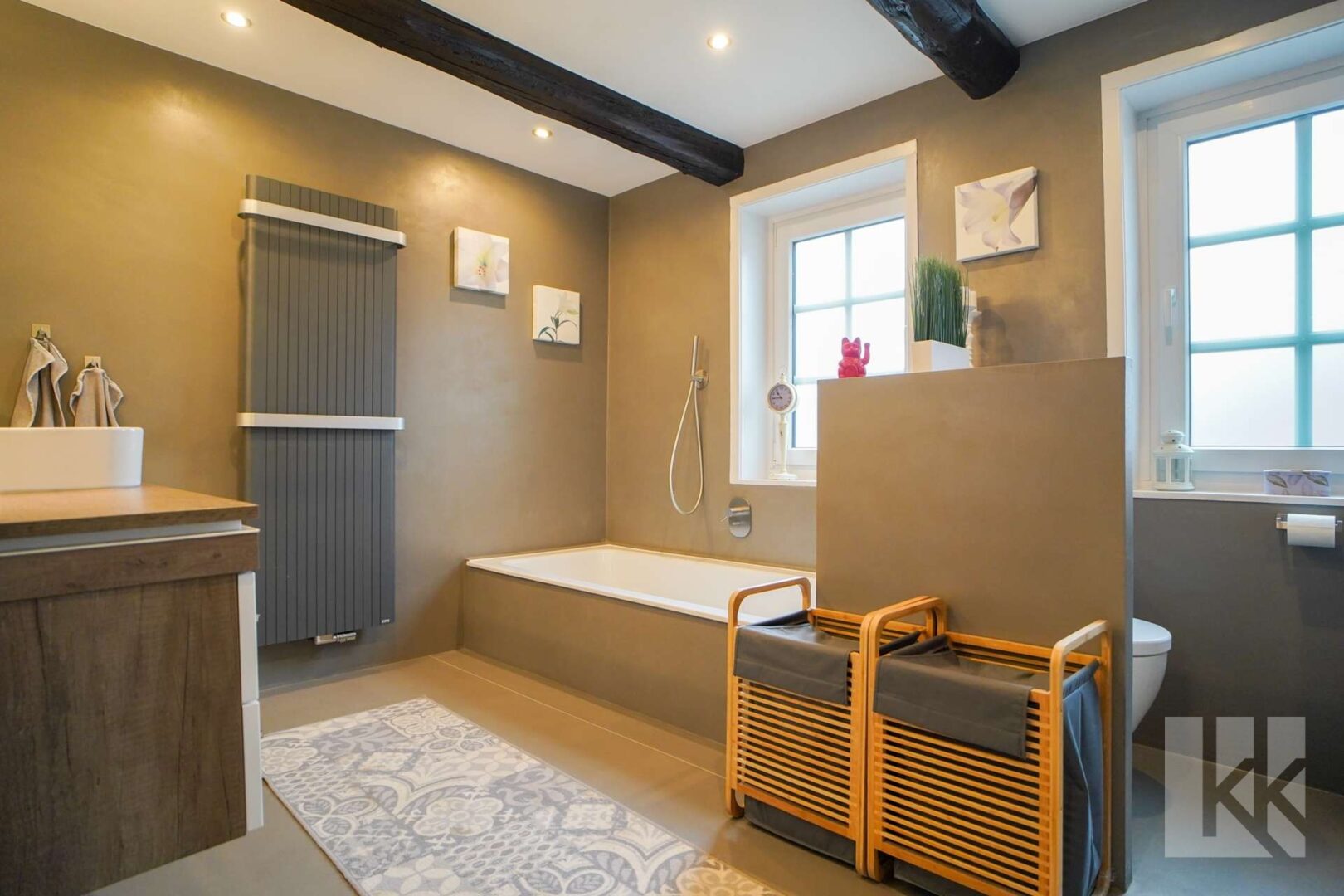 Das Badezimmer mit Frischluft, Badewanne, ...